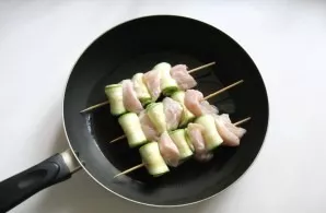 Put the necklaces in a hot frying pan with sunflower oil and fry on all sides until golden brown.