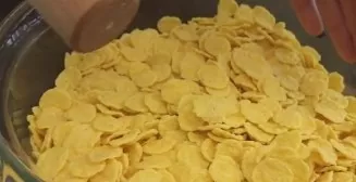 Put a teaspoon of salt in a glass of flour, mix. Cornflakes should not be sweet. Crush them, but not too finely.