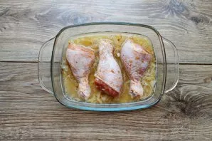 Put fried onions and chicken legs on top.