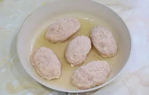 Cook cutlets with vegetable oil for 3-4 minutes on each side. Make the heat below average so that the cutlets have time to fry inside and...