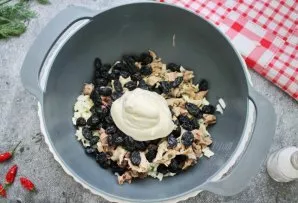 Add raisins to the salad, season with mayonnaise, salt and mix.