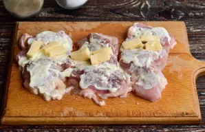 Cut the cheese into slices and place on one end of the thighs.
