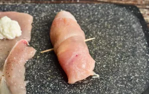 Roll the meat into a roll and secure it with a toothpick. Make all the rolls like this.