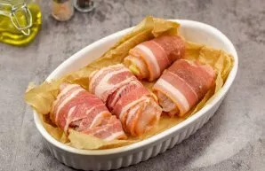 It is better to use raw smoked bacon, so you get a richer aroma and taste. Wrap each roll with a strip of bacon.