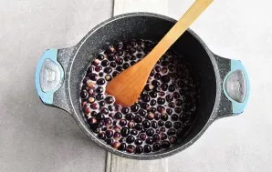 After the time has passed, bring the jam to a boil again and cook for 5 minutes on low heat, skimming the foam.