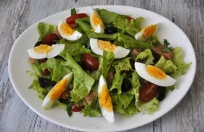 Put the olives, put slices of boiled eggs on top.