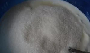 In a separate bowl, mix sour cream and sugar. Shake thoroughly.