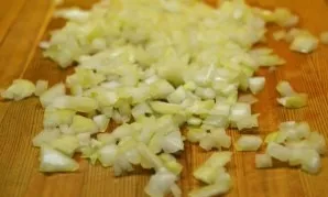 Peel the onion and chop finely.