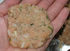 With wet hands, make patties from minced meat.