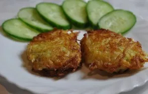 Serve the fish in the potato crust with herbs and vegetables. Enjoy your meal!