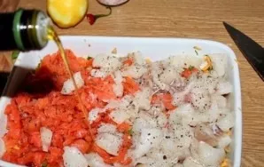 Add the pieces of fish, sprinkle the fish with lemon juice. Add olive oil, salt and black pepper.