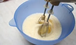 Beat the yolks, gradually pouring warm cream. Salt, add pepper and nutmeg.