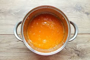 Remove the pan from the heat and crush with a blender until smooth. Put on low heat again and bring to a boil, boil for 1-2 minutes.