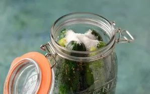 Drain the liquid from the jar (almost all of it), pour vinegar, add salt and sugar. Then pour boiling water again.