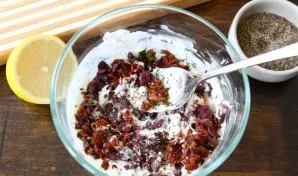 We add all the chopped components, pepper and mix well.