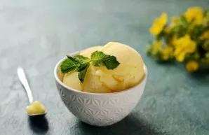 Pineapple sorbet is ready, enjoy the food!