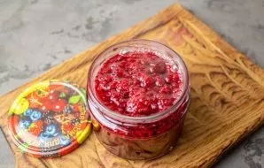 Immediately lay out the hot jam in sterilized jars and roll up with sterile lids.