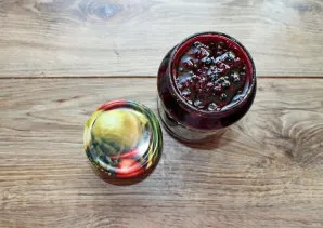 Pour the hot jam into dry, sterilized jars, let stand for 20 minutes and roll up with clean, dry lids.