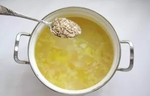 After 20 minutes of boiling, put the instant oatmeal in a saucepan.