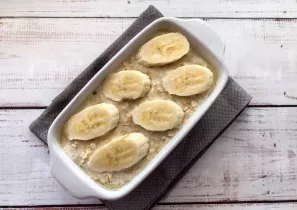 Pour the dough into a baking dish, add a sliced ??banana and put it in the oven heated to 180 degrees for 30 minutes.