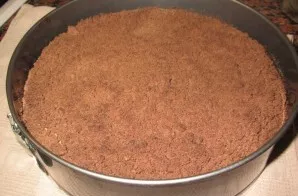 Bake the cottage cheesecake in a preheated oven at 170 degrees for 45 minutes.