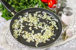 Peel the onions, wash them and cut them into small cubes. Pour vegetable oil into a pan, heat on the stove and add onion slices. Bake unt...