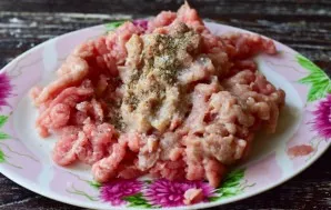 Add salt and ground black pepper. Stir the mince.