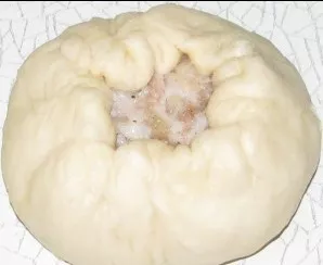 We put the mince in the middle, press the edges - we leave a hole in the top.