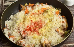 Add spices to the pilaf.