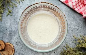 Sift the flour into a bowl, add salt and stir until the dough is homogeneous. Cover the bowl and leave for 15 minutes at room temperature.