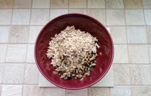 Finely chop the boiled chicken or pass through a meat grinder. Combine mushrooms with onions.