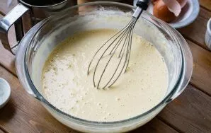 With a whisk, mix everything vigorously until you get a homogeneous pancake dough.