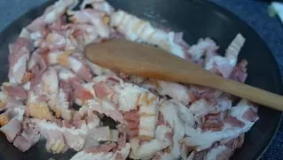 Fry the bacon in a pan over low heat until crispy.