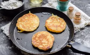 Heat the pan, add oil. Fry the pancakes on both sides for a few minutes. Serve the prepared pancakes on the table.