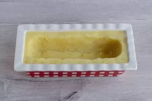 Lubricate the silicone or ceramic form with vegetable oil and lay out the mashed potatoes, forming the sides. Leave to stand.