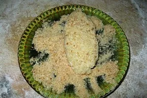 From the resulting mass to form cakes. Roll them in breadcrumbs.