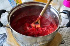 Stew the salad for 30-40 minutes, at the end pour in the vinegar, wait until the salad boils again, stir and turn off. The salad is ready.