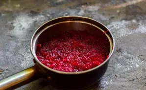 After the specified time, remove the pot from the heat. At this time, prepare a sterile jar and lid.