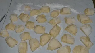 Divide the dough into several parts, roll each into sausage and cut into pieces.