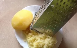 Grate peeled boiled potatoes on a fine grater.