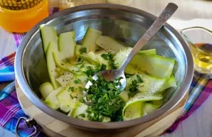 Add finely chopped parsley, mix the vegetables and leave to marinate in the refrigerator for a couple of hours.