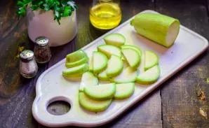 Wash the young zucchini and cut into slices.