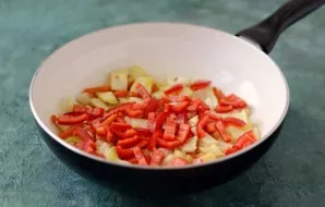 Wash the peppers, remove the seeds, cut into slices. Add to the remaining vegetables, stir, fry for 2-3 minutes. Then pour a little water...