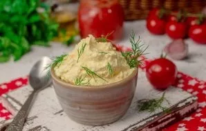Store ready-made cottage cheese mayonnaise in the refrigerator for no more than 3 days.