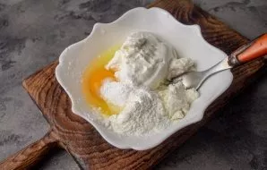 While the base (dough) is baking, we prepare the filling. In a bowl, mix the soft cottage cheese, Greek yogurt, sweetener, cornstarch and...