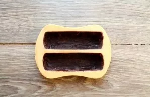 Spread the bottom and sides of the molds with chocolate in two layers. Put them in the fridge to harden the chocolate.