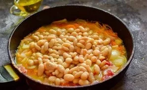 Add boiled beans to the pan. Soak the beans overnight, then cook for 50 minutes until tender.