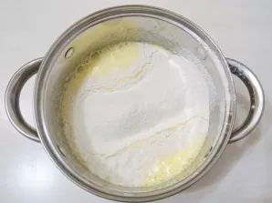 Sift the flour through a fine sieve and mix it into the egg mixture. I usually sieve directly into the masa bowl.