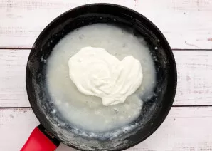 Add sour cream, stir, bring to a boil and cook for 2-3 minutes.