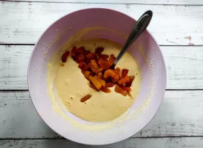 Cut the dried apricots into small pieces, add them to the dough and mix well.
